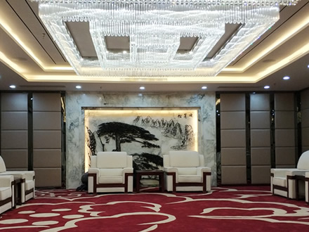 天津海益國(guó)際定制會(huì)客廳背景墻壁畫(huà)《迎客松》