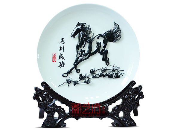 瓷盤鐵畫(huà)-馬到成功